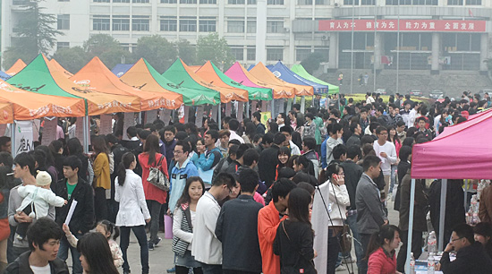 beat365中文官方网站2015届毕业生春季大型招聘会现场