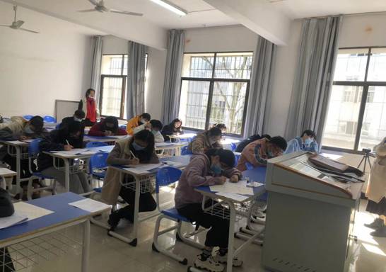 人们在房间里描述已自动生成